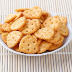Крекеры Glico Cai Yuan со вкусом помидоров черри 80 г