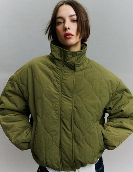 BERSHKA Стеганая куртка, хаки