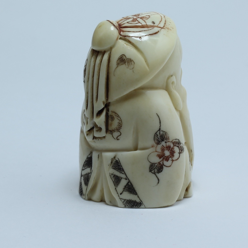 Нэцкэ Шоусин в круглом головном уборе