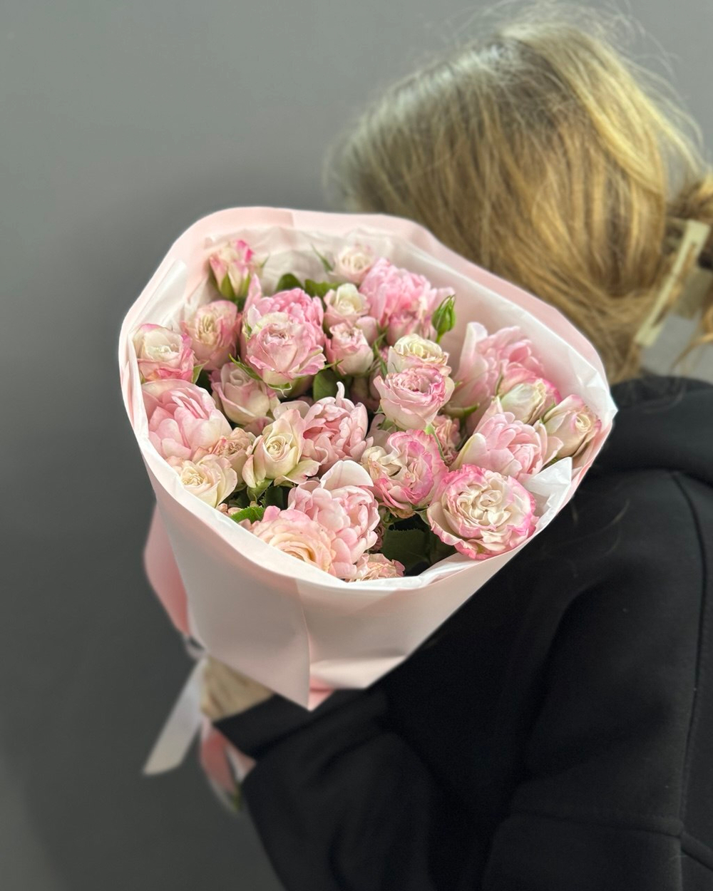 Букет с пионовидными тюльпанами и кустовыми розами "Angel Bombastic"