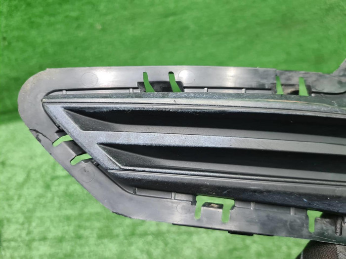 Накладка переднего бампера левая BMW 3er G20 18-22