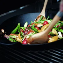 Чугунный вок Weber Crafted с корзиной для приготовления на пару