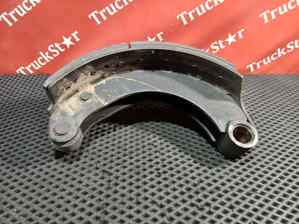 Колодка барабанного тормоза передняя 2023г.