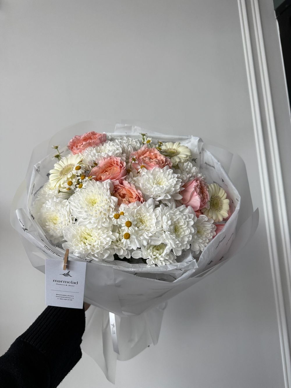 Букет из кустовых пионовидных роз, ромашки, минигерберы и хризантемы