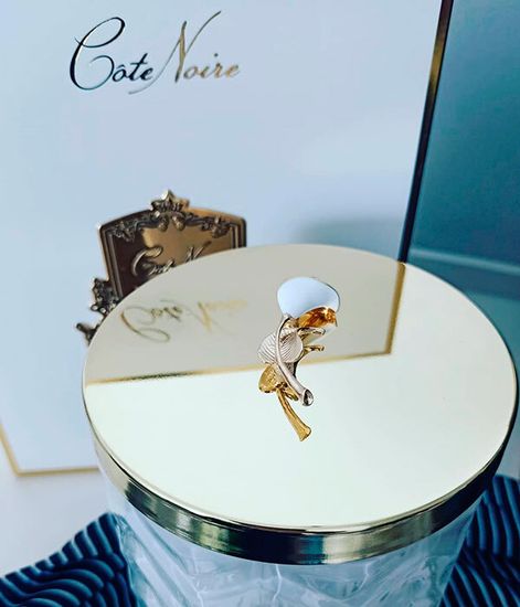 Большая белая свеча "ёлочка" с золотым цветком и платком, Cote Noire