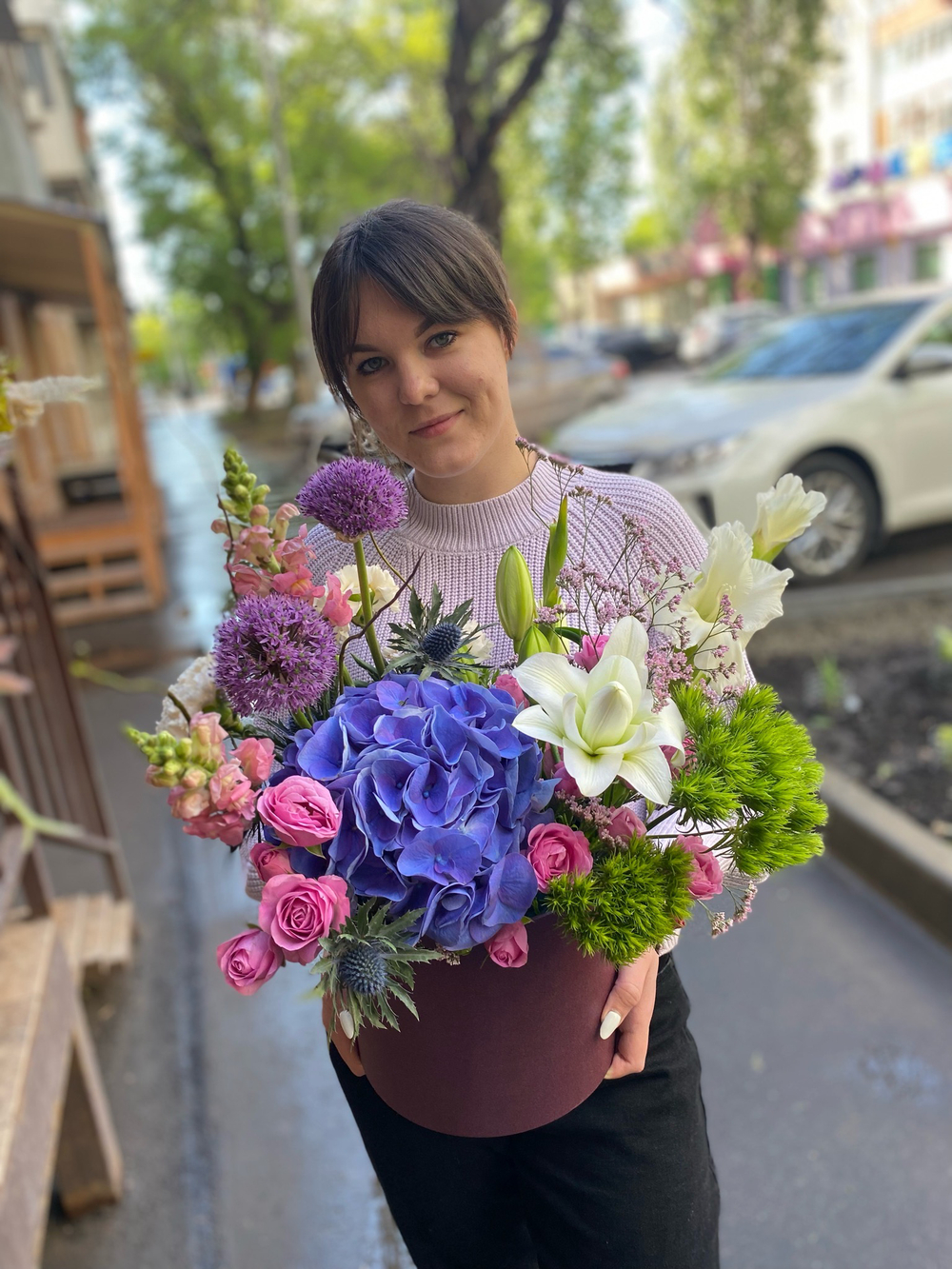 “Цветы в шляпной коробке: стильно и незабываемо с доставкой по Саратову!”