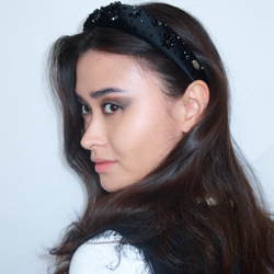 Ободок объемный с черными ромашками