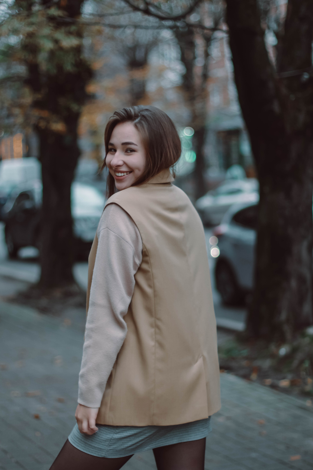 Однобортный удлиненный жилет-пиджак цвета беж