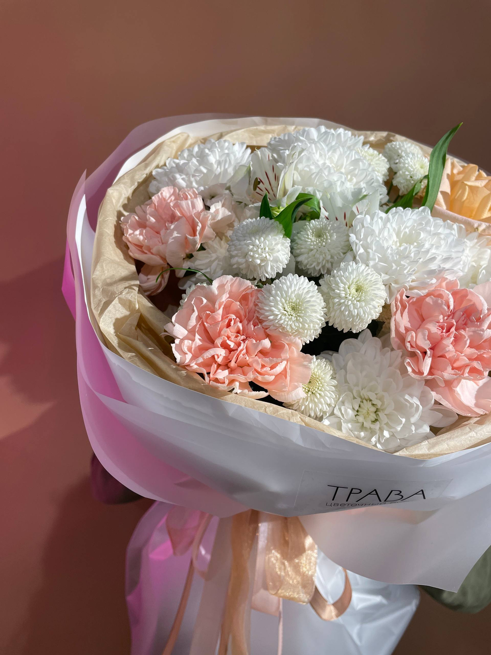 Букет "Персики", Роза, хризантема, диантусы, дубки, альстромерия