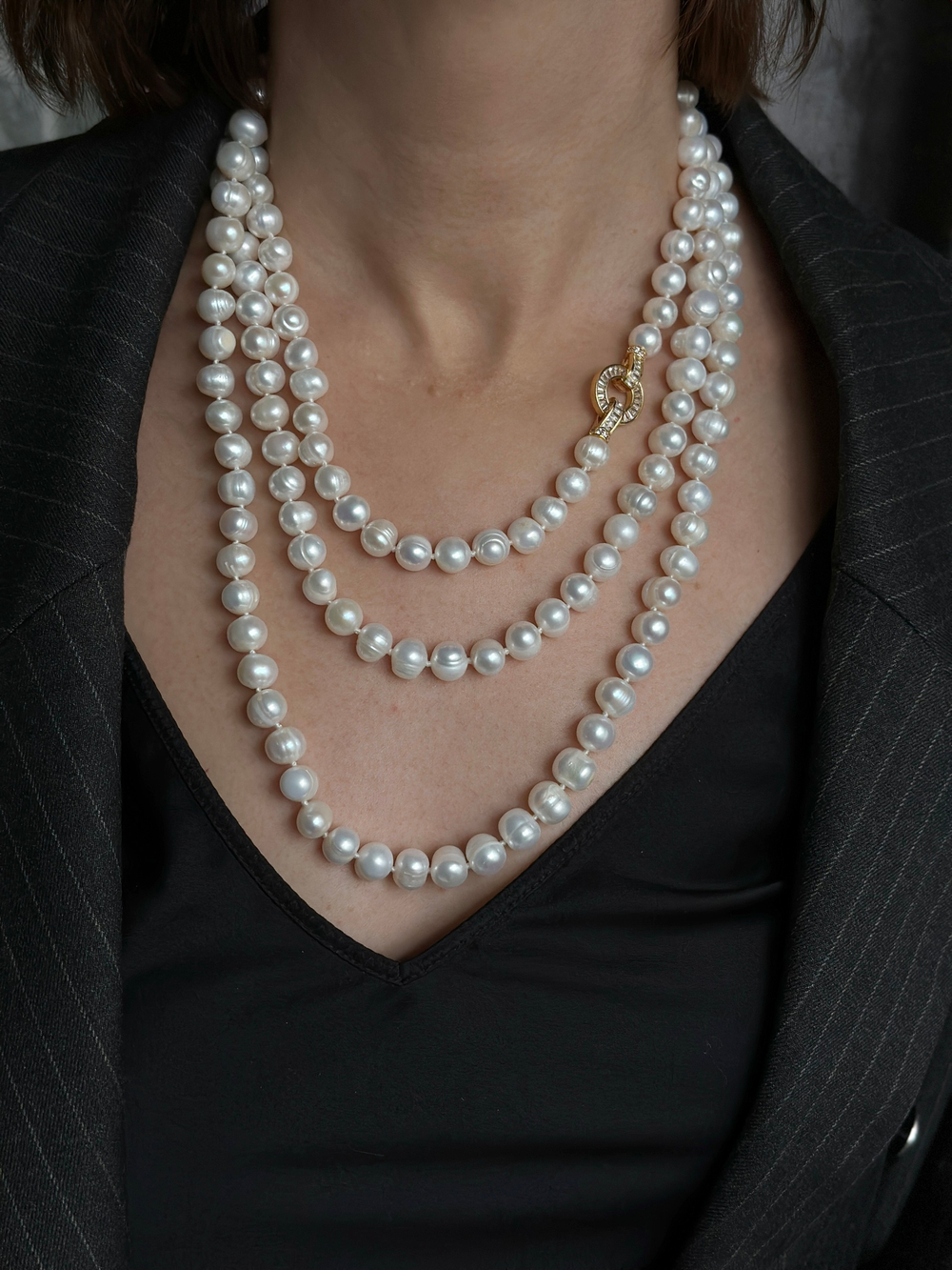 Нить натурального речного жемчуга 9 мм на двойном узле, золотой замок из цирконов, длина 1,6 м