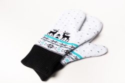 Белые вязаные варежки "Северные олени"