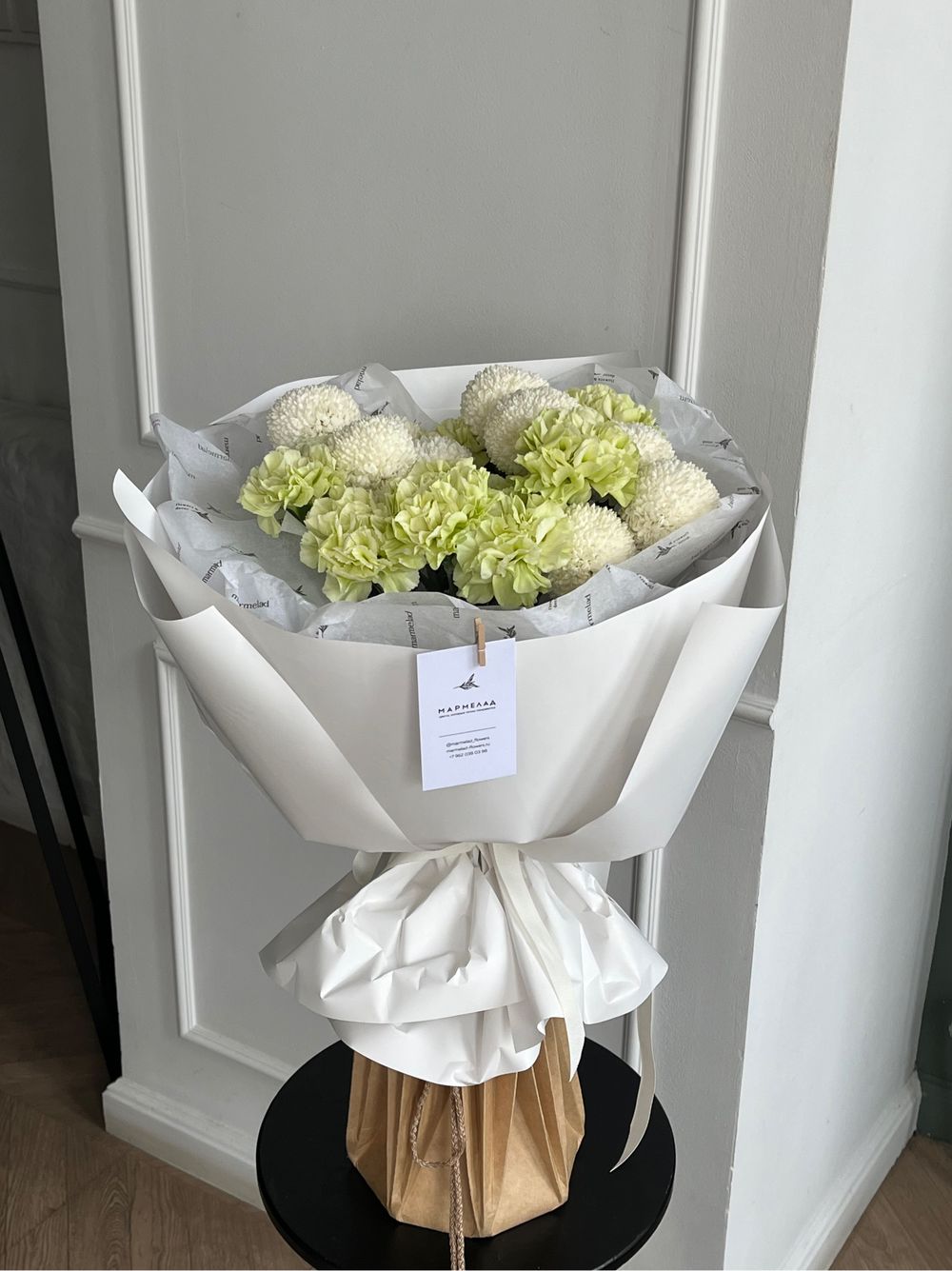 Букет из хризантемы и диантусов в зеленом оттенке