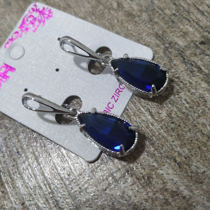 Серьги на англ.заст. Cubic Zirconia подвеска капля большая в оправе цвет синий металл серебристый
