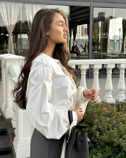 Рубашка с объемными рукавами на шнуровке