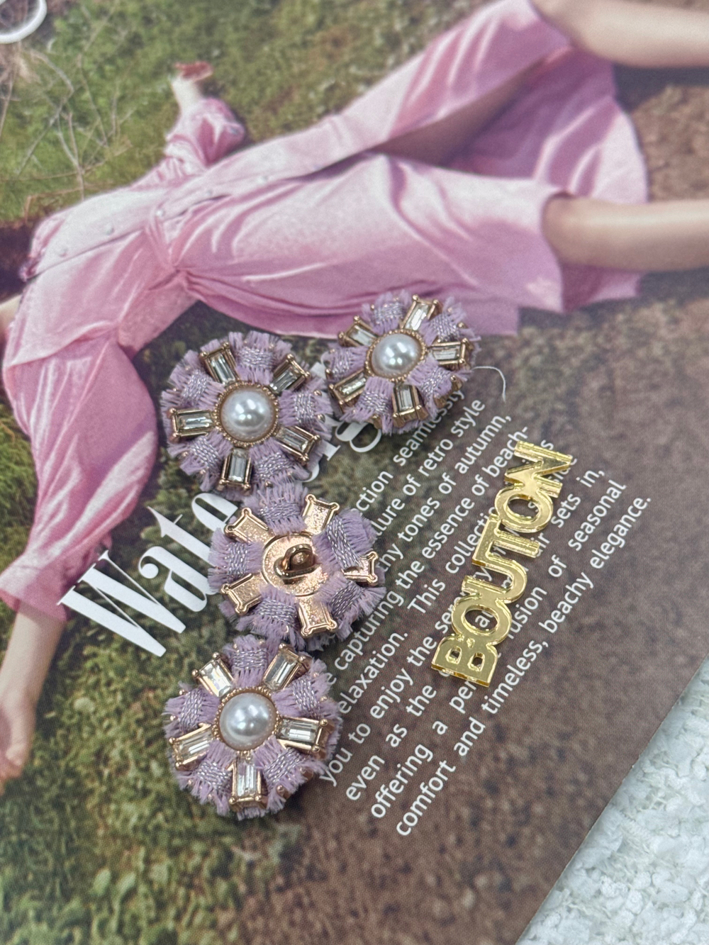 Пуговицы золотые со стразами и жемчугом в форме цветка с твидовой лавандовой тесьмой