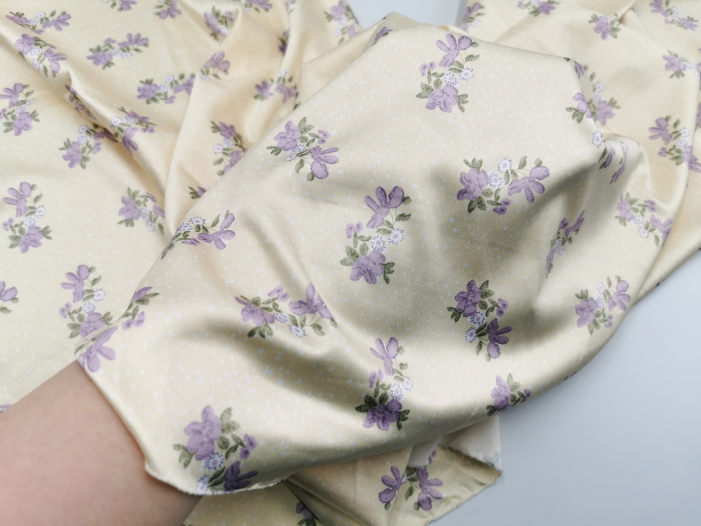 Эластичный бельевой атлас-стрейч, сиреневый цветы на желтом фоне, (Арт: ASP-003)