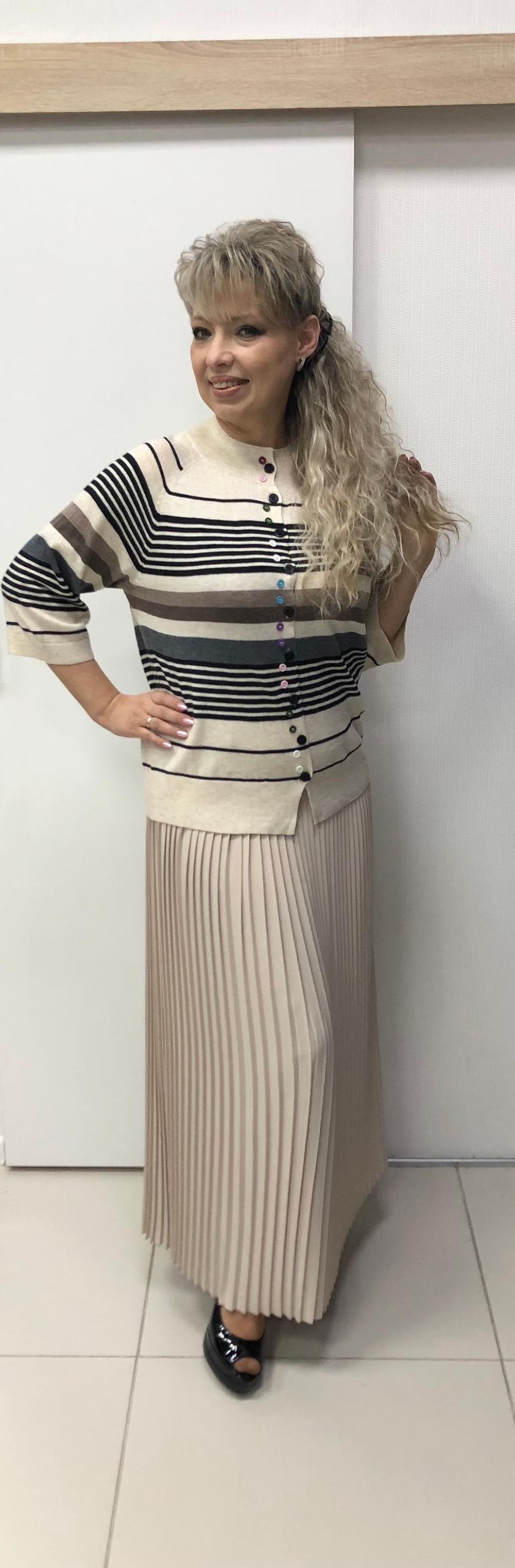 Бежевая длинная гофрированная юбка