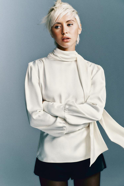 ZARA АТЛАСНАЯ РУБАШКА С ЗАВЯЗКАМИ НА СПИНЕ, ЖЕЛТОВАТО-БЕЛЫЙ