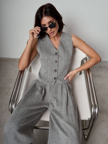 Женский костюм-тройка бежевого цвета