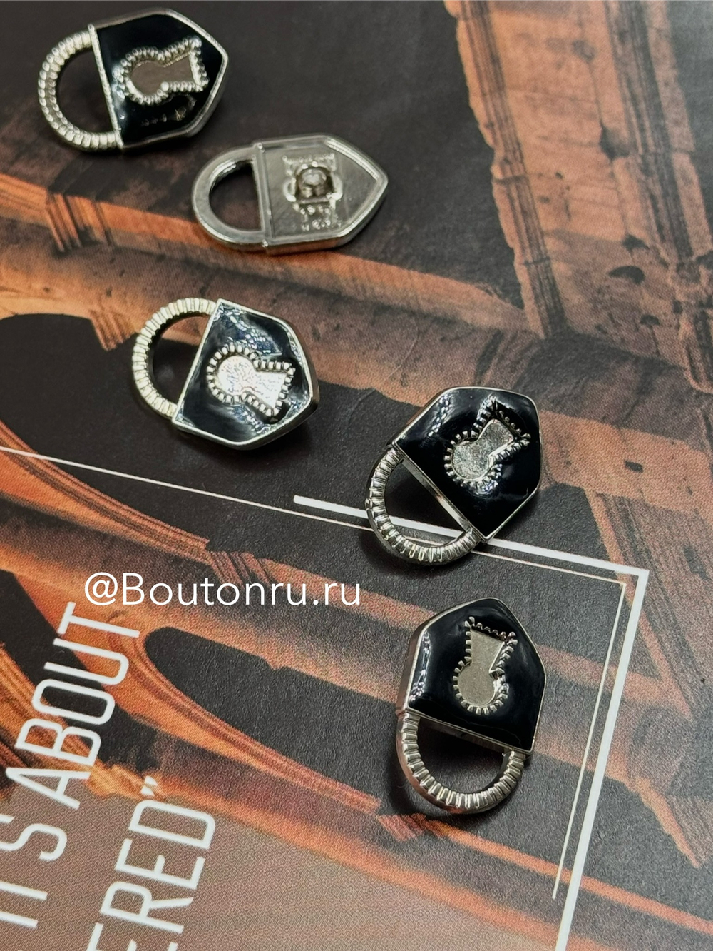 Пуговицы замочек серебристые с черной эмалью Скиапар.