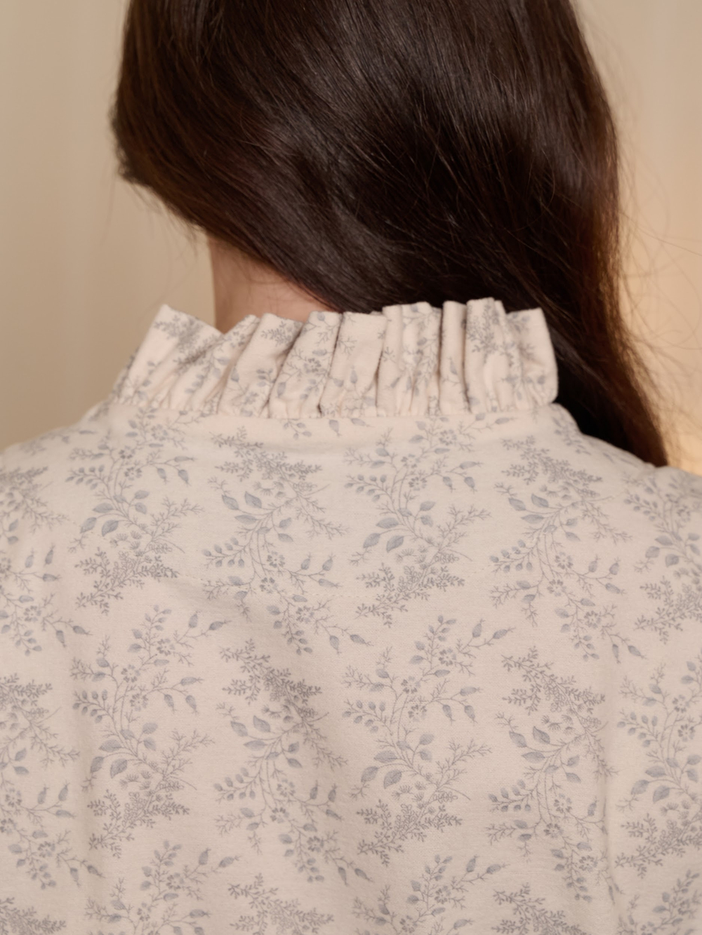 Платье с воротником стойкой