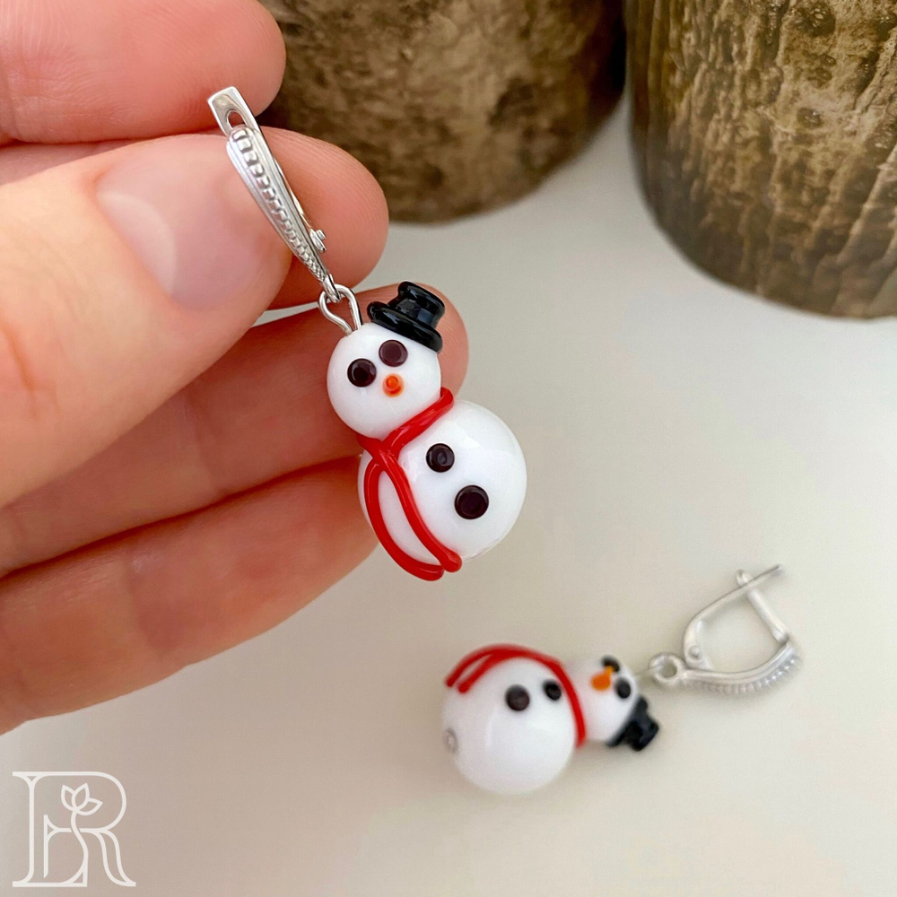 LEFIREL' Серьги серебряные женские "Снеговички" с бусинами из муранского стекла / ювелирные украшения из родированного серебра 925
