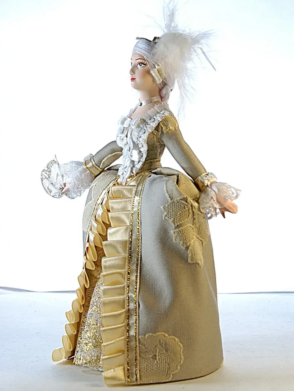 Кукла коллекционная в женском придворном костюме 18 века