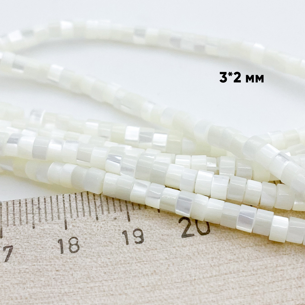 Перламутр, размер около 3,5*2,5 мм, цена за 77-78 шт (1/2 нити)