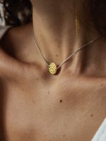 Колье-чокер с позолоченным битым медальоном на тонкой цепочке