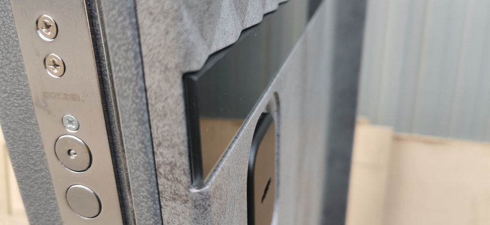 Входная металлическая дверь с зеркалом RеX (РЕКС) 15 Чешуя бетон темный, фурнитура ЧЕРНАЯ квадрат/ зеркало Пастораль силк сноу