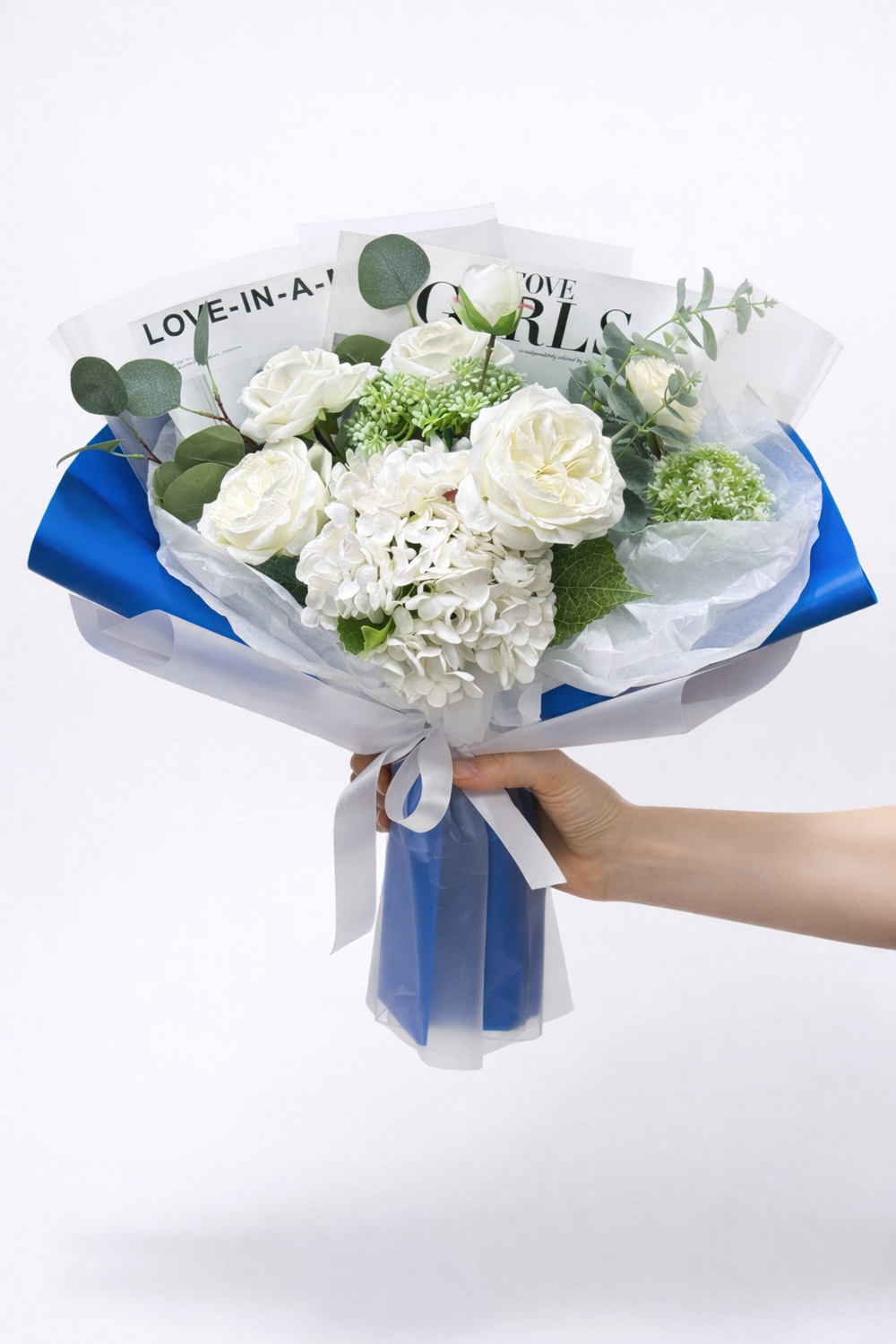 Быстро сборная упаковка в пленке. Форма №4 Коллекция "Гламур". Цвет: СИНИЙ. Размер букета: +/- в55, ш50