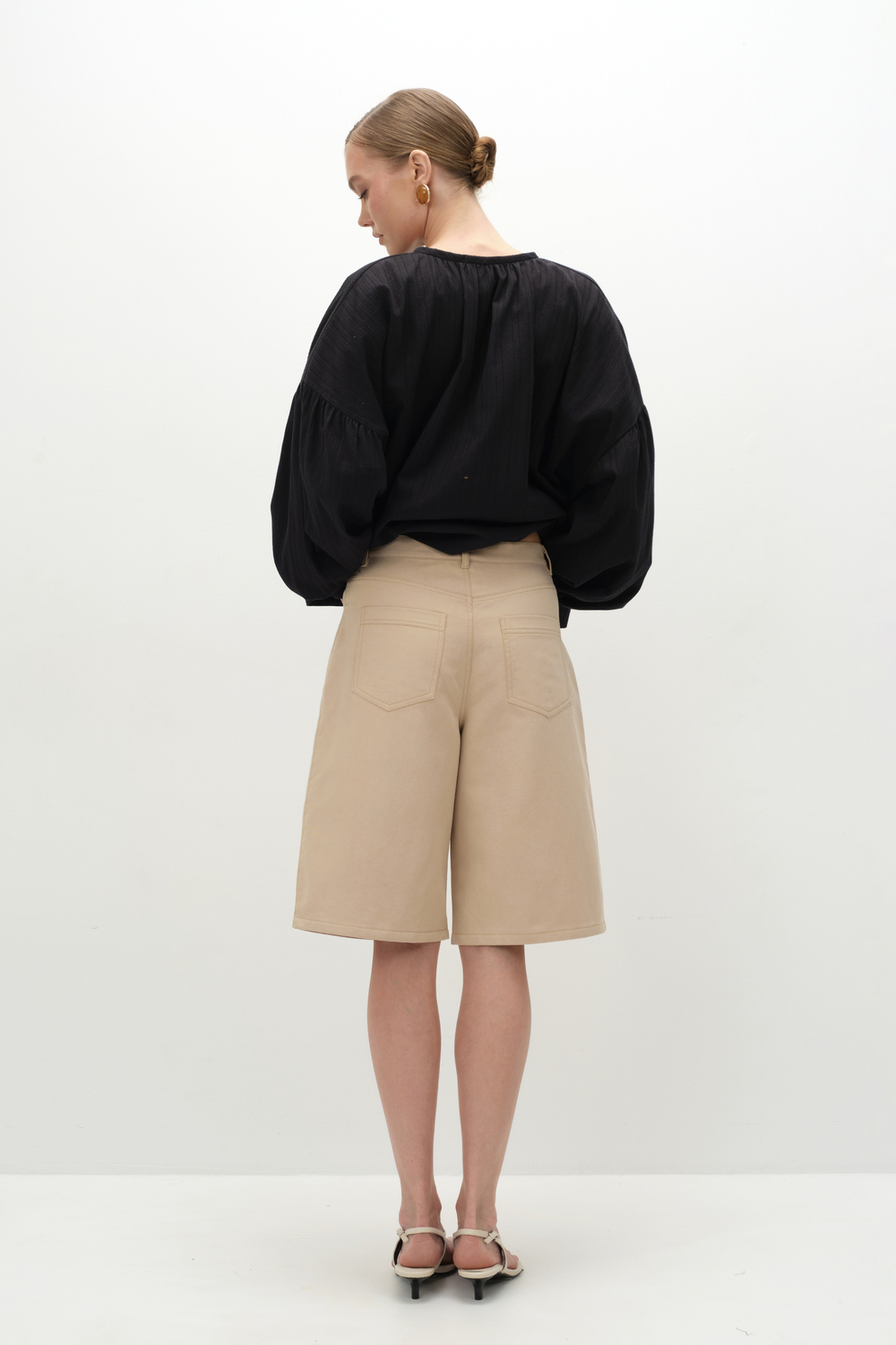 Бермуды из хлопка бежево-серый