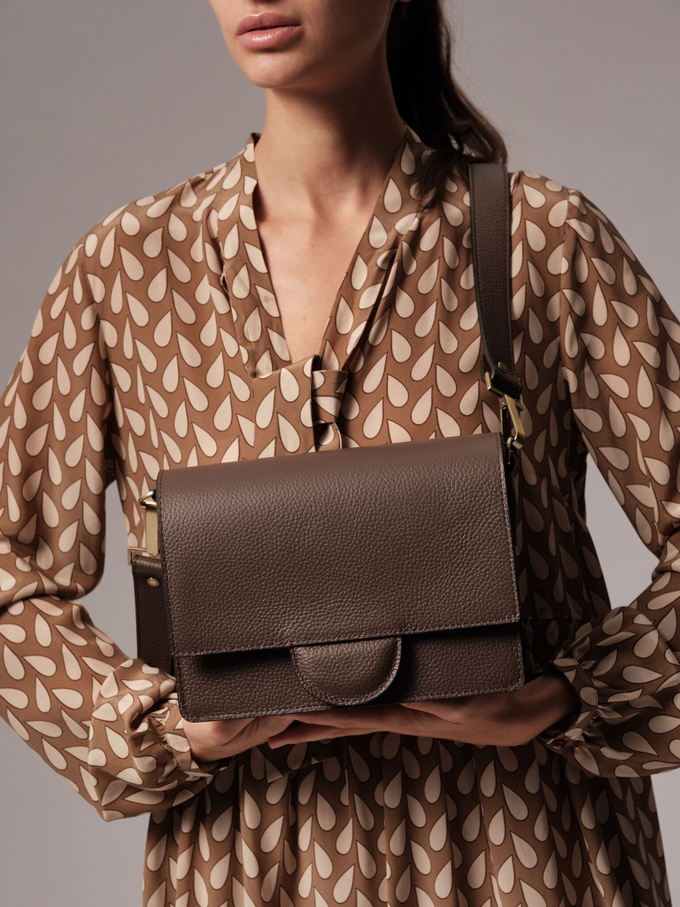 Сумка кожаная через плечо темно-коричневая