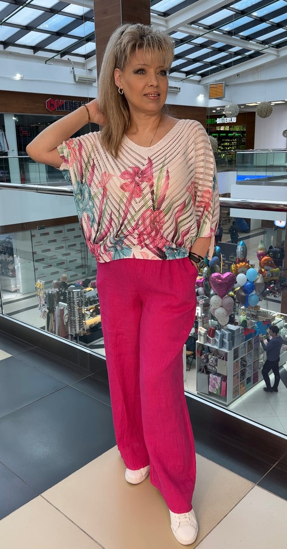 Яркий трикотажный блузон с перфорацией