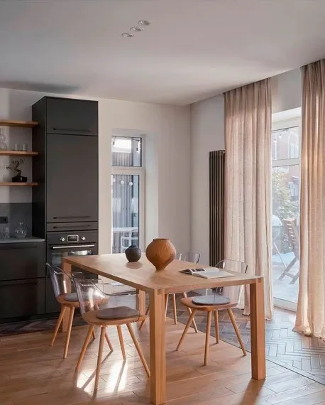 Стул Bjorg Arms с прозрачной спинкой