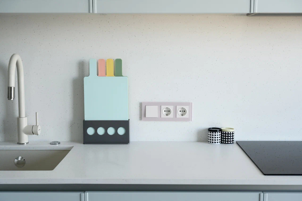 BRITE Рамка 3-местная РУ-3-2-Бр стекло розовый матовый IEK