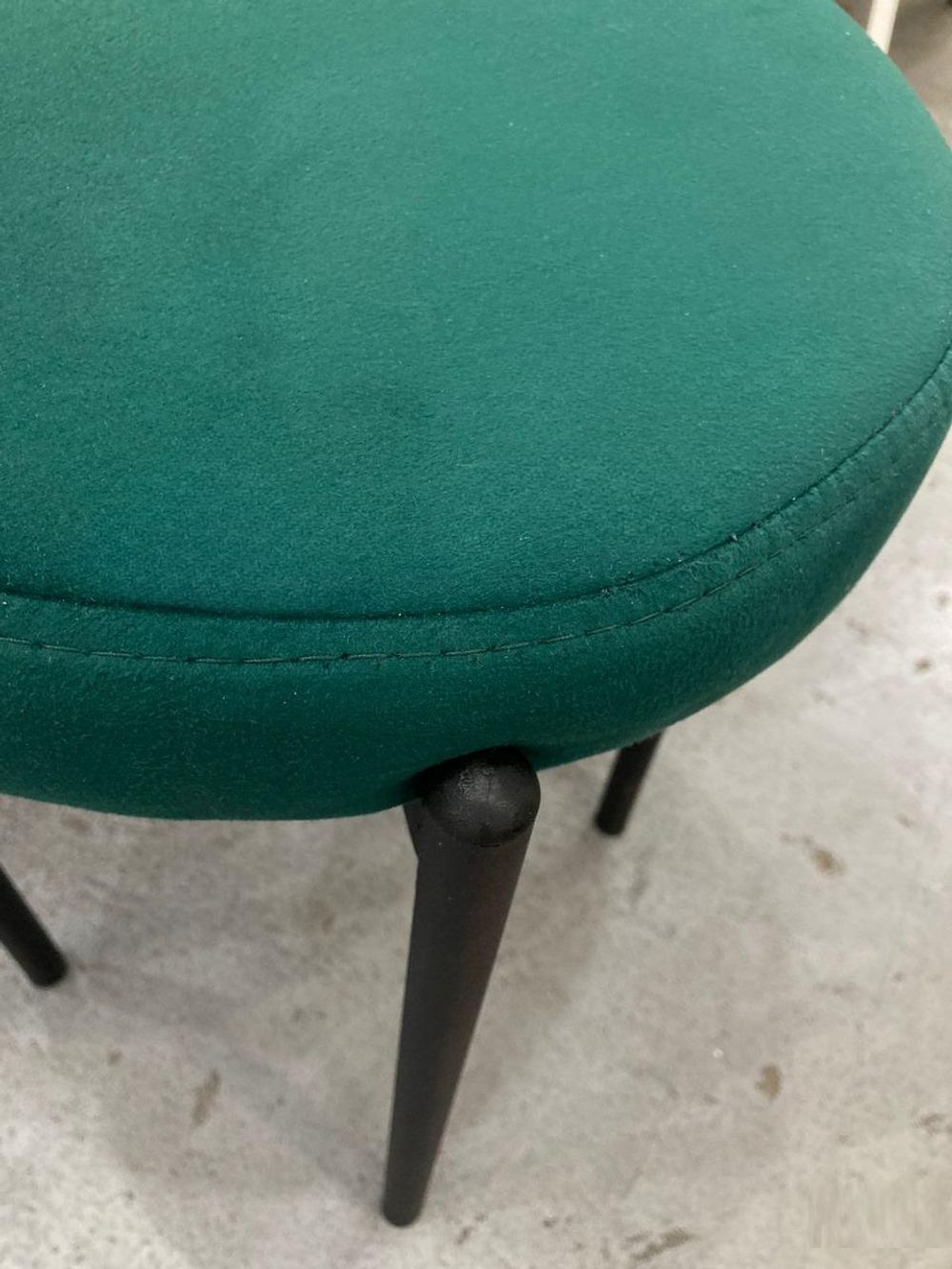 Табурет Лондон каркас черный основание велюр изумруд