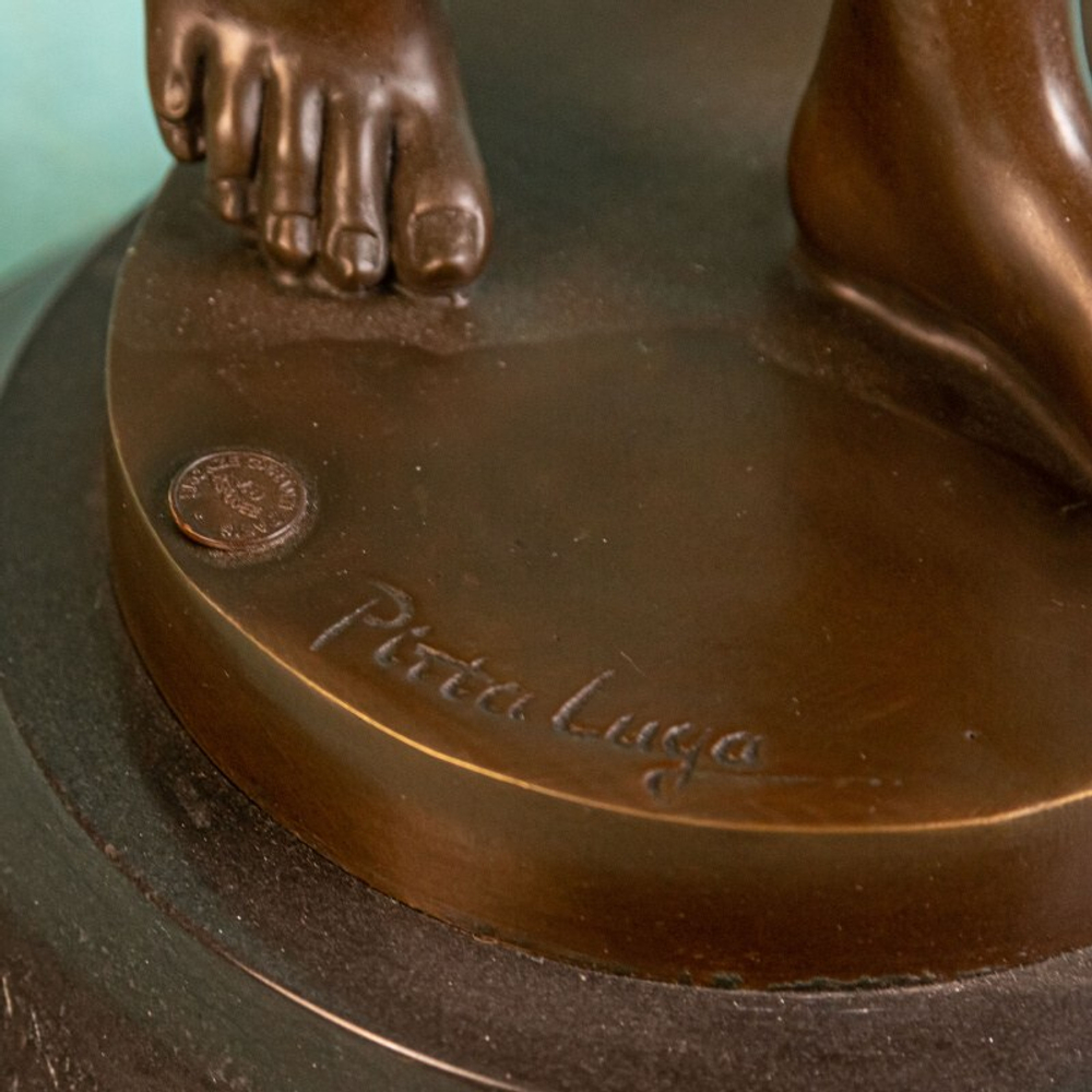 Скульптура девушки