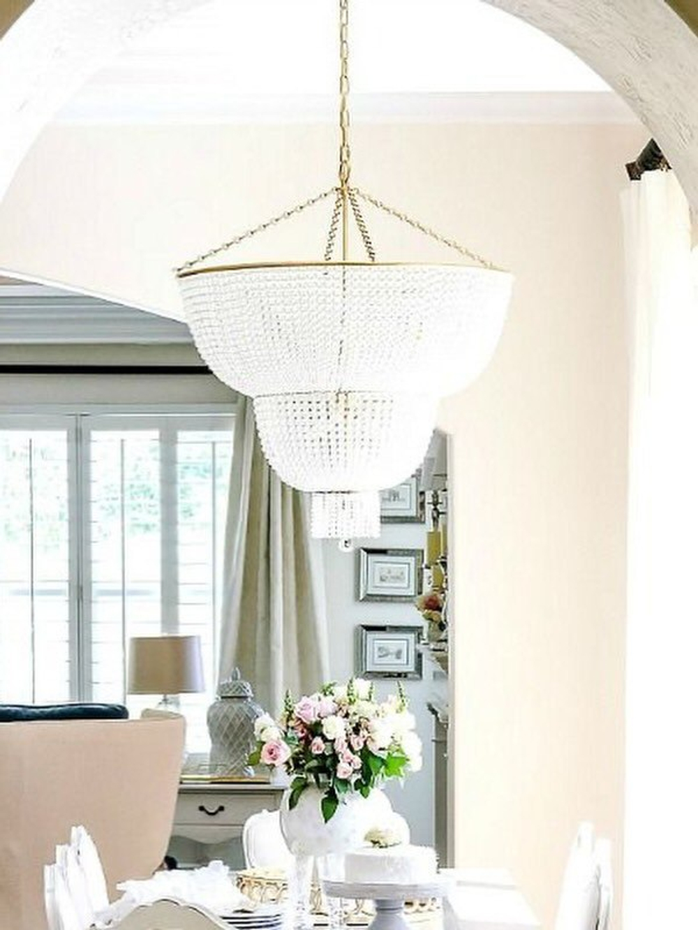 Роскошная люстра с каскадом жемчужных бусин на золотом основании ✨