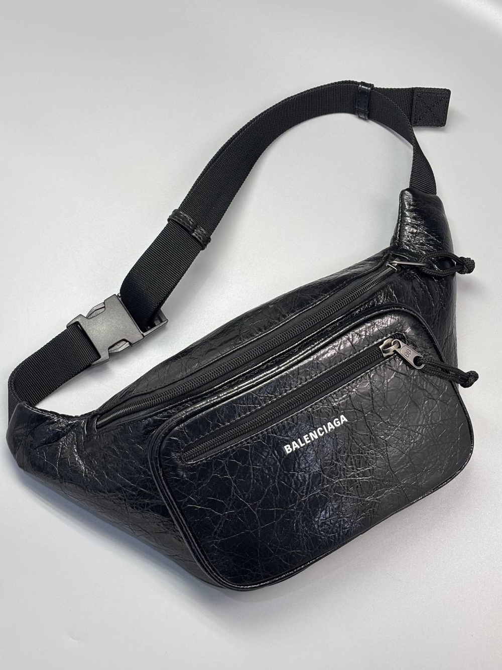 Сумка- слинг Balenciaga