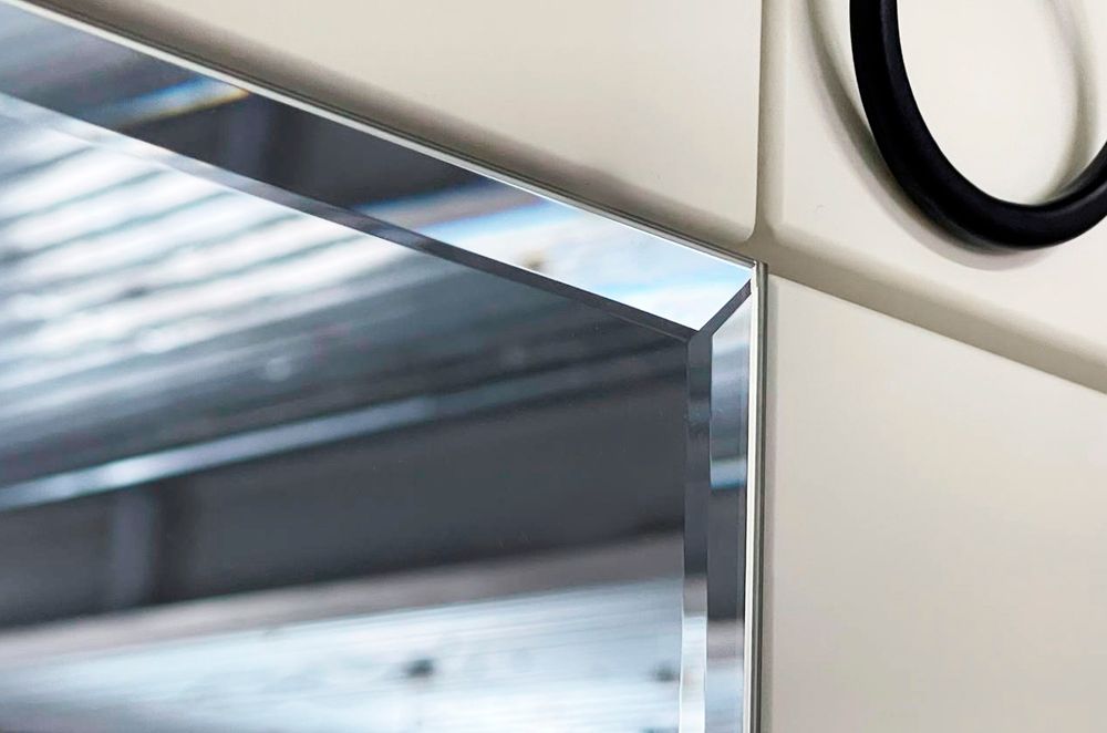 Шкаф трехдверный "Ева" 105.02 (Белое дерево/Белый матовый)