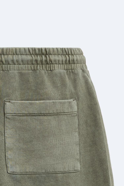 ZARA БАЗОВЫЕ ШОРТЫ-ЧИНОС С ЭФФЕКТОМ ПОТЕРТОСТИ, ЛИНЯЛЫЙ-ЗЕЛЕНЫЙ