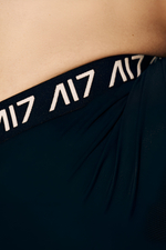 Брифы черные и белые