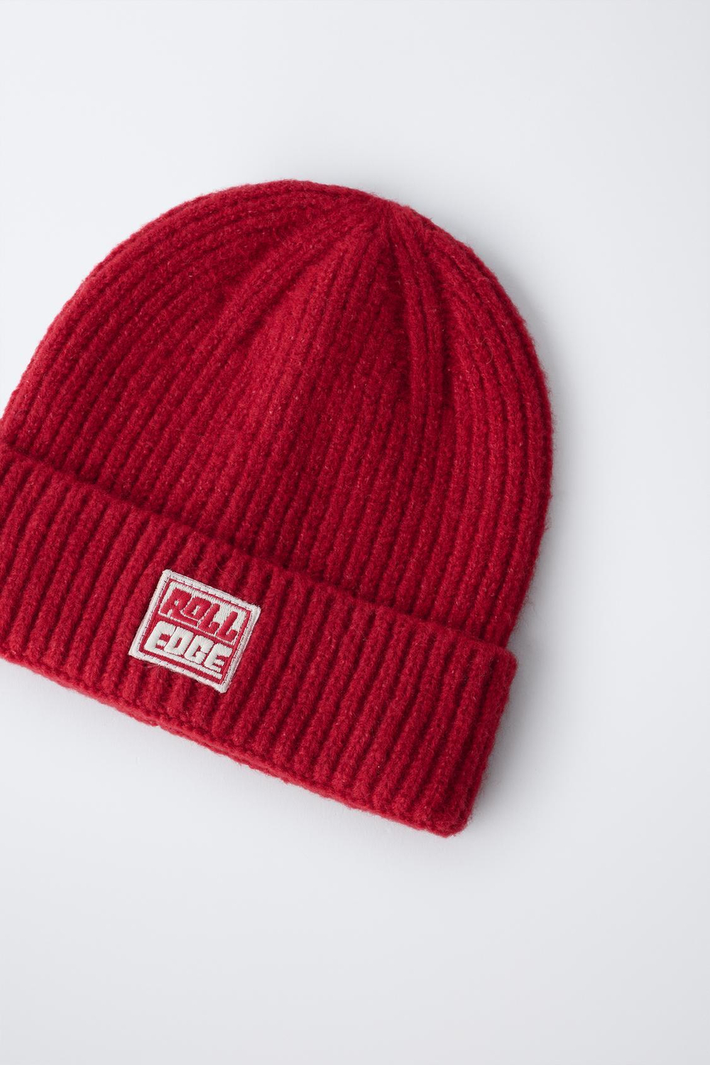 ZARA ТРИКОТАЖНАЯ ШАПКА С НАШИВКОЙ, КРАСНЫЙ