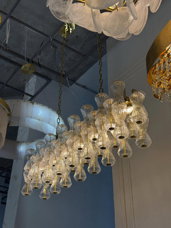 Эффектная люстра с множеством рифлёных стеклянных плафонов на золотом основании ✨