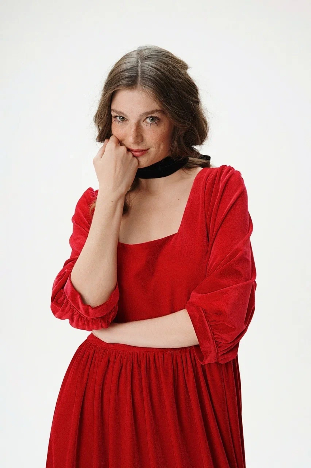 Платье с квадратным вырезом и рукавами-фонариками из бархата "Заветное желание"