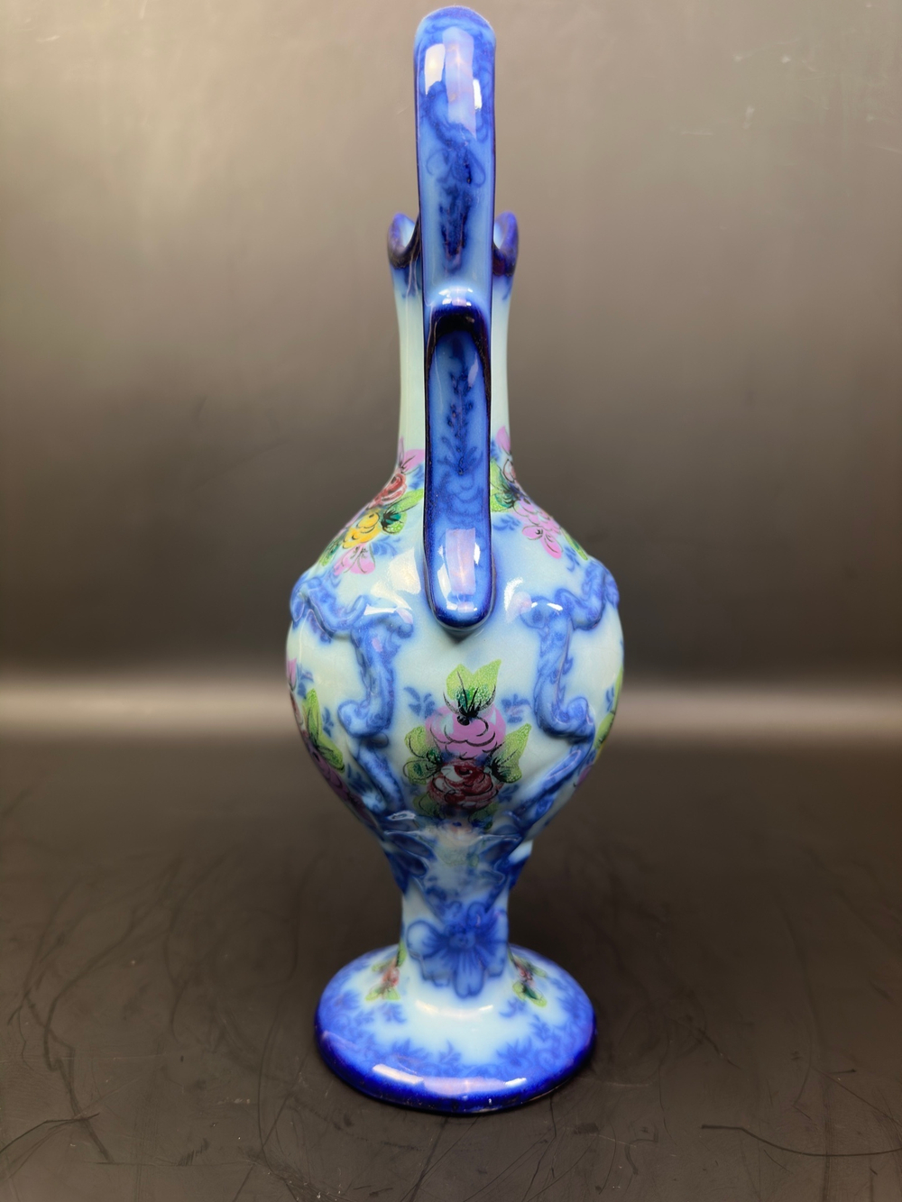 Кувшин с цветочным декором