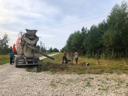 Ведутся благоустроительные работы в первом от въезда квартале