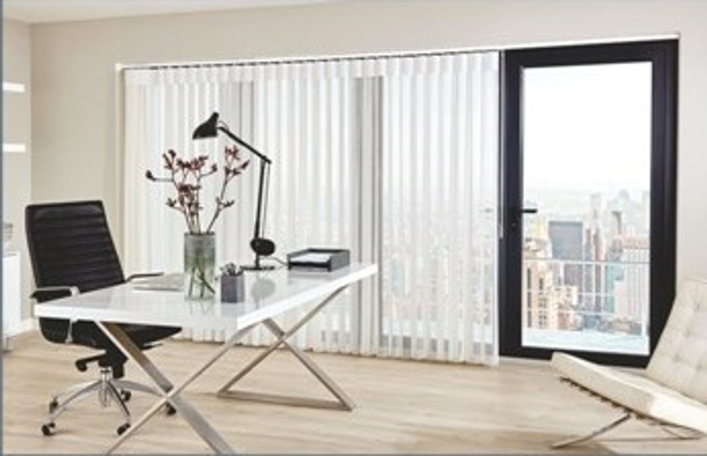 Вертикальные тюлевые жалюзи "Вальс" с карнизом Стандарт без декоративной планки, ткань коллекции Шуберт, цвет 9511 молочный