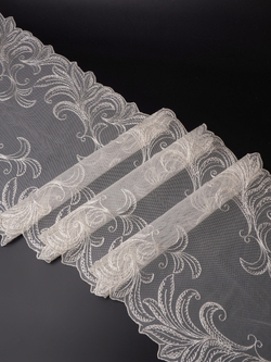 Вышивка на сетке молочная ширина 23.5 см отрез 1,7 м (брак)